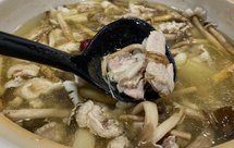 岭南特色荔枝菌走地鸡汤