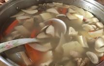 柴鸡菌菇豆腐汤