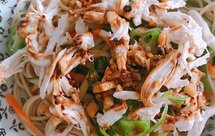 鸡丝凉面（不柴鸡胸肉的做法）
