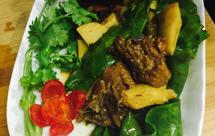 柴鸡焖饼配料：姬松茸、木耳、辣椒、胡萝卜、芋头、竹荪、菠菜、葱姜蒜香菜、柴鸡、面粉，花椒大料、老干妈、冰糖，生抽老抽、醋、料酒等