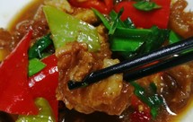 这是一盘很哇塞的帅哥炒的很哇塞的红烧牛蹄筋