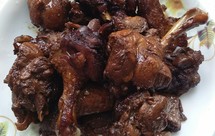 红烧鸭腿（不焯水，只放八角、酱油、盐、糖）