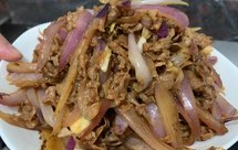 超简单的孜然洋葱炒羊肉片