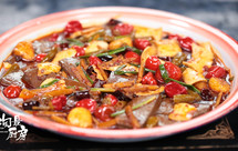 【泡椒鸭血黄喉】学会这道菜，省下机票钱！香辣爽滑贼下饭