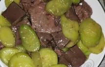 超简单的鸭血牛肉炒青瓜