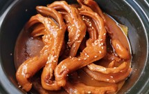 家常酱香鸭掌煲~鸭掌软烂入味，酱香浓郁