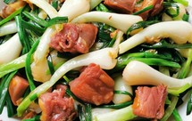 春天的味道—荞头炒腊鸭腿