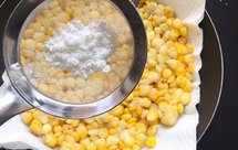 甜玉米烙，一根甜玉米，一勺糯米粉，一勺生粉，就能做香甜好吃的玉米烙！