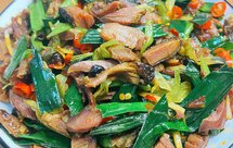 外婆家的蒜苗炒腊鸭腿