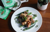 青花椒盐风味烤肋排配秋葵