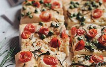 迷迭香番茄青豆佛卡夏Focaccia layered with rosemary tomatoes&peas——北鼎烤箱食谱