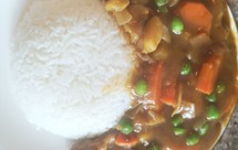 咖喱鸡肉（土豆、胡萝卜、洋葱、青豆）饭