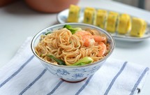 快手美味早餐之秋葵厚蛋烧&大虾青菜面