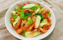 一半是春染就的绿，一半是夏点燃的橘，初夏时令菜--茭白蚕豆煮河虾