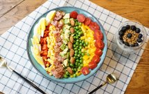 精致早餐：玉米青豆培根沙拉配酸奶水果燕麦片