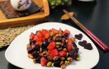 一道艳丽的甜菜根炒双豆（土豆和毛豆） 净素食