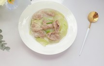 瓠子瓜锤肉汤。（12+）