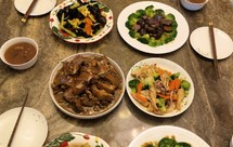 周末聚餐：这一桌200多元(八宝素汤，酸菜焖鹅，瑶柱节瓜脯，西兰花炒土鱿，焖冬菇，木耳芹菜炒鸡蛋)8人分量