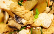 夏天清爽鲜掉眉毛不用炒的豆腐蘑菇焖节瓜