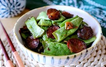 宽扁豆炒麻辣香肠