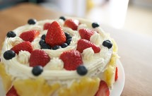 新手必成8寸生日蛋糕(详细多图干货经验分享,解决戚风蛋糕塌陷,奶油饰面涂不好,烤箱温度不好掌握等各种问题)