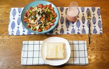 飞鱼籽沙拉配柠檬西柚汁