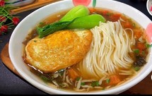 早餐一碗清汤面，虾饺，葡萄，清汤面煎汤圆 懒人面虾仁蔬菜面