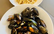 芝士白葡萄酒煮青口配拌面