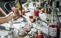 草莓白葡萄酒杯子蛋糕