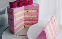 粉紫色的火龙果百香果慕斯蛋糕