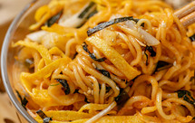 天热必吃的【香瓜凉面】，酸辣开胃满嘴香