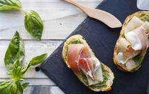 【原麦早餐】黑橄榄奶酪：生火腿蜜瓜佐青酱Tartine