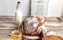 香气四溢松软的红糖桂圆核桃面包