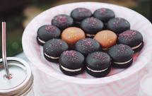 巫婆和萝莉——竹炭覆盆子乳酪马卡龙