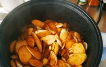 家常菜猪油渣炒茭白