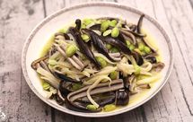 【茭白毛豆煮鳝丝】这菜得抓紧安排！随手一炒鲜到跳脚！