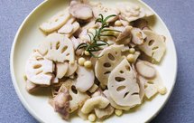 苏州老字号里总有的一道素菜：荷塘小炒（鸡头米莲藕菱角片）如同这朴素而清香的秋天