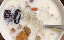 桃胶雪燕皂角米丑耳红枣枸杞桂圆补血养颜羹