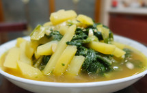 小白菜炖土豆条，东北地道家常菜，从小吃到大的味道，绝对错不了