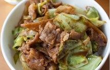 猪肉甘蓝菜盖浇饭
