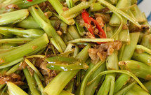 夏日开胃菜：山黄皮炒空心菜梗