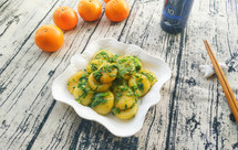 荠菜炒土豆疙瘩