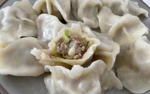 韭黄猪肉饺子，非常鲜美，连吃两盘都不够，简单易学