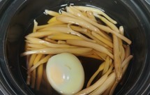 绿皮鸭蛋煮金针花 （去除牙痛缓解疼痛）