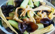 黄花菜木耳炒腐竹（健康素菜）这是一道美味又营养的素菜（含豆制品也含菌类，黄花菜清脆爽囗，夏天适合用炒或凉拌）能吃荤的人加几片肉或鸡蛋进去，会更加完美哦，不要多三五片即可。