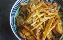 韭黄肉丝冬笋炒年糕