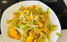 整个简单的韭黄炒蛋（手把手教学）