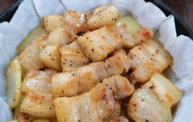 紫蘇叶包香煎豬五花与辣泡菜一口吃下太讚了