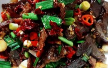 最好吃的下酒菜大蒜叶炒腊牛肉