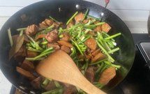 蒜苗冬笋烧肉，并无难度的一道家常硬菜